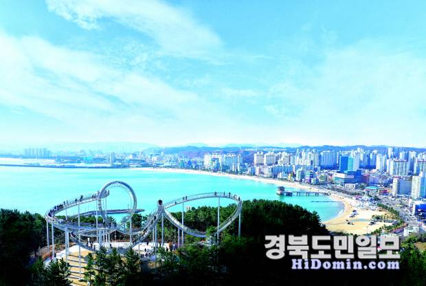 스페이스워크와 영일대 해수욕장 전경. 사진=포항시 제공