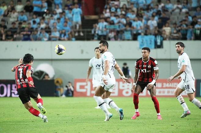 지난 8일 서울월드컵경기장에서 열린 K리그1 FC서울과의 경기에서 득점을 올리기 직전 세징야가 날아오르는 공을 주시하고 있다.<대구FC 제공>