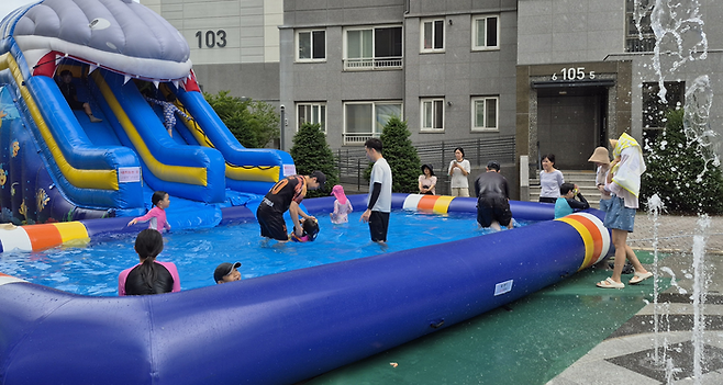 8일 오후 대구 중구 남산동 A아파트 단지에서 설치된 물놀이 시설에서 입주민들이 즐거운 시간을 보내고 있다. 조윤화 기자