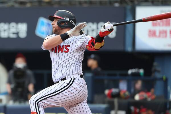 LG 오스틴 딘이 9일 한화전에서 선제 투런 홈런을 뽑아냈다. (사진=LG 트윈스)