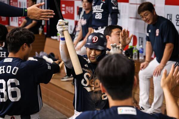 두산 강승호가 10일 고척 키움전에서 동점 솔로포를 터트린 뒤 더그아웃에서 동료들의 축하를 받고 있다. 사진 | 두산