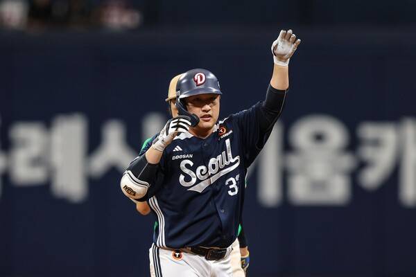 두산 김인태가 10일 고척 키움전에서 역전 2루타를 터트린 뒤 세리머니를 하고 있다. 사진 | 두산