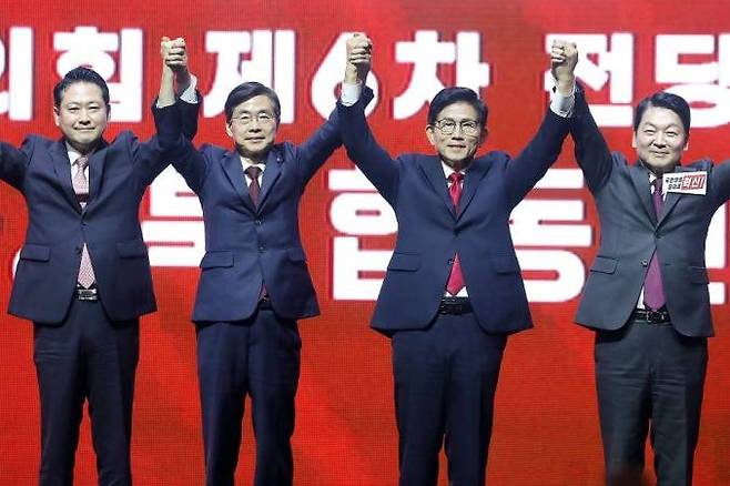 국민의힘 당 대표 선거에 출마한 장동혁·조경태·김문수·안철수 후보(왼쪽부터)가 8일 오후 대구 북구 엑스코(EXCO)에서 열린 국민의힘 제6차 전당대회 대구·경북 합동연설회에서 인사하고 있다. (사진/뉴스1)