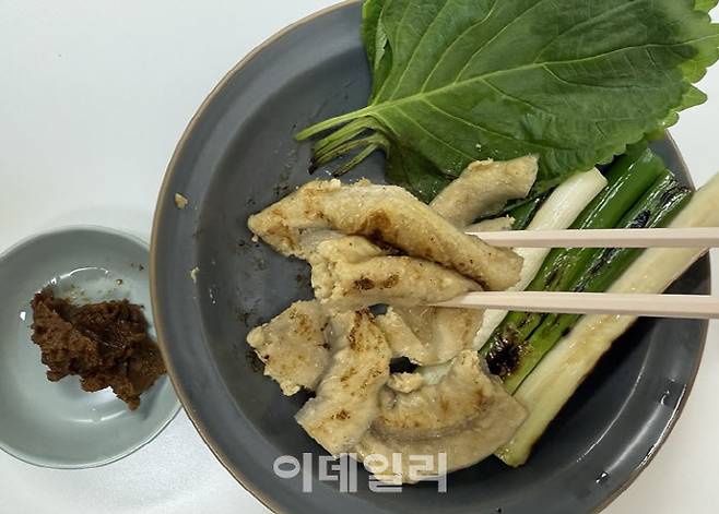 비건 곱창, 깻잎, 된장, 구운 대파가 함께 차려진 완성 한 접시. 보기만 해도 곱창구이를 연상시키는 비주얼이다. (사진=한전진 기자)
