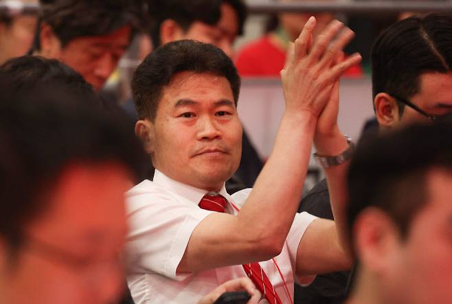 한국사 강사 전한길 씨가 8일 대구 북구 엑스코에서 열린 국민의힘 제6차 전당대회 대구·경북 합동연설회에 참석하고 있다.(사진 = 연합뉴스)