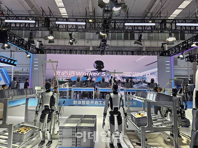 8일 중국 베이징 ‘세계 로봇 콘퍼런스’ 전시관에서 공장처럼 꾸며진 유비테크 부스 내 휴머노이드 로봇들이 전시돼있다. (사진=이데일리 이명철 특파원)