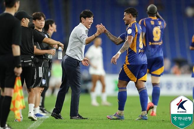 Ulsan HD Shin Tae -yong, who is pleased with Eric Eric, and SK at Jeju SK held at Ulsan Munsu Soccer Stadium on the 9th.