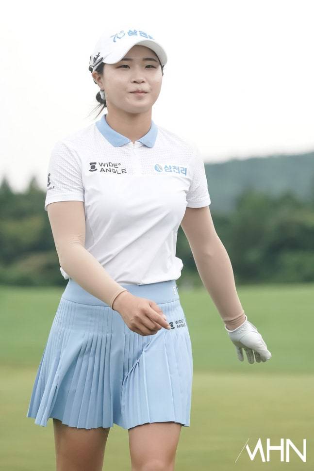 고지원이 10일 열린 제주삼다수 마스터스 4라운드에서 코스를 이동하고 있다.
