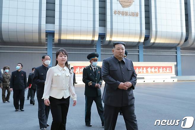 (평양 노동신문=뉴스1) = 2023년 4월 19일 김정은 총비서가 딸 김주애를 동행해 국가우주개발국을 현지지도하는 모습. [국내에서만 사용가능. 재배포 금지. DB 금지. For Use Only in the Republic of Korea. Redistribution Prohibited] rodongphoto@news1.kr