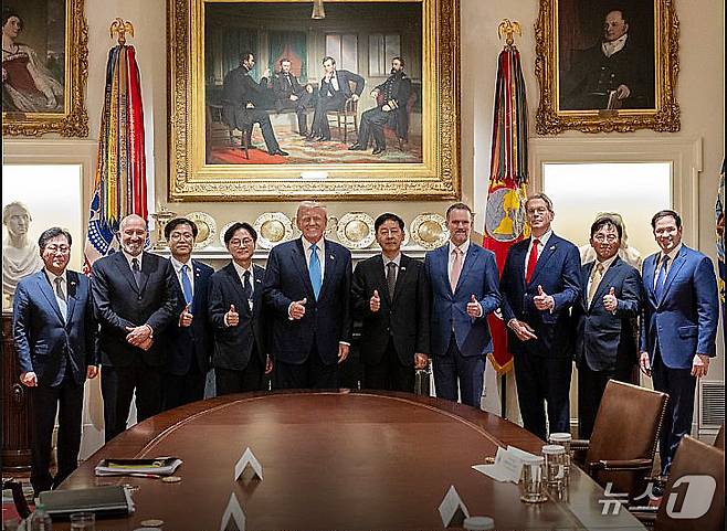 도널드 트럼프 미국 대통령이 지난달 30일(현지시간) 워싱턴DC 백악관에서 구윤철 경제부총리 겸 기획재정부 장관 등 한국 정부 협상단과 무역합의를 타결한 후 기념촬영을 하고 있다. (백악관 X. 재판매 및 DB 금지) 2025.8.1/뉴스1