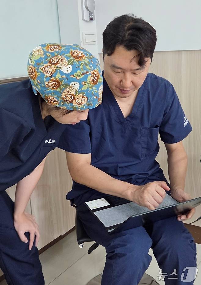 김영기 더본외과동물의료센터 원장이 9일 대만 수의사들에게 외과 수술을 강의하고 있다. ⓒ 뉴스1