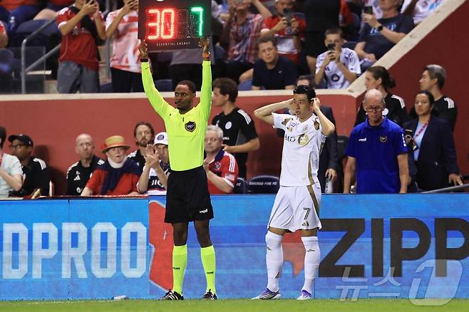 교체투입되는 손흥민 ⓒ AFP=뉴스1