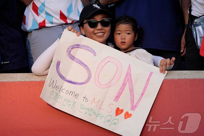 "손흥민을 환영합니다"라는 문구를 들고 있는 팬들 ⓒ AFP=뉴스1