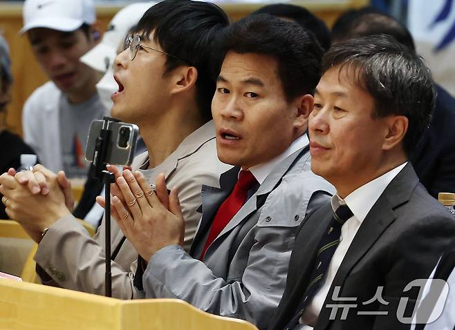 한국사 강사 전한길 씨가 17일 오후 서울 은평구 은평제일교회에서 열린 모스탄 전 대사 초청 간증 집회에 참석해 자리하고 있다. 2025.7.17/뉴스1 ⓒ News1 김민지 기자