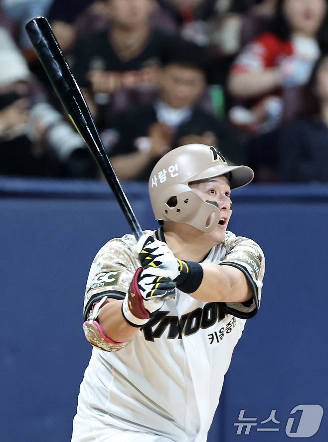 24일 오후 서울 구로구 고척스카이돔에서 열린 프로야구 '2025 신한 SOL뱅크 KBO 리그' KIA와 키움의 경기, 3회말 키움 공격 1사 주자 만루 상황 최주환이 안타를 치고 있다. 2025.6.24/뉴스1 ⓒ News1 이승배 기자