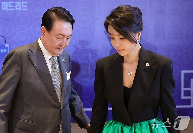 윤석열 전 대통령과 김건희 여사가 지난 2022년 6월 29일(현지시간) 스페인 마드리드의 한 호텔에서 열린 동포 초청 만찬간담회에 참석한 모습. 당시 김 여사가 착용한 목걸이가 반클리프 앤 아펠 제품으로 추정된다. /대통령실사진기자단. ⓒ News1
