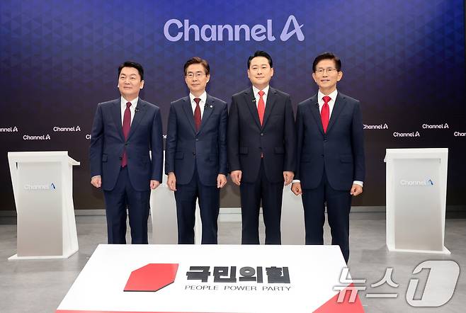 안철수(왼쪽부터), 조경태, 장동혁, 김문수 국민의힘 당대표 후보가 10일 오후 서울 종로구 채널A스튜디오에서 8·22 전당대회를 앞두고 당권주자 간 첫 방송토론회에 앞서 기념 촬영을 하고 있다. 2025.8.10/뉴스1 ⓒ News1 국회사진기자단