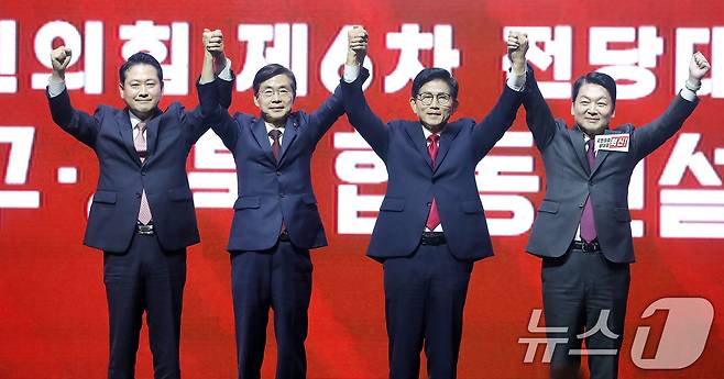 국민의힘 당 대표 본경선에 진출한 장동혁·조경태·김문수·안철수 후보(왼쪽부터)가 8일 오후 대구 북구 엑스코(EXCO)에서 열린 국민의힘 제6차 전당대회 대구·경북 합동연설회에서 인사하고 있다. 2025.8.8/뉴스1 ⓒ News1 공정식 기자