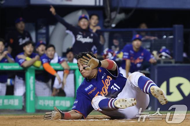 10일 오후 서울 송파구 잠실야구장에서 열린 프로야구 '2025 신한 SOL뱅크 KBO 리그' 한화 이글스와 LG 트윈스의 경기 7회초 1사 3루 상황에서 한화 문현빈의 타구 때 홈으로 들어온 손아섭이 세이프 되고 있다. 2025.8.10/뉴스1 ⓒ News1 황기선 기자