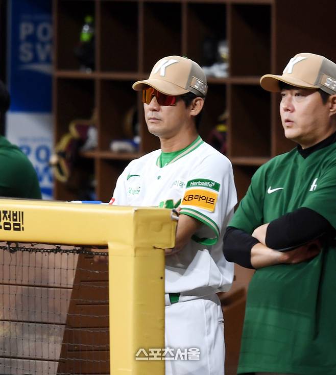 키움 설종진 감독대행이 23일 서울 고척스카이돔에서 열린 2025 KBO리그 롯데와 경기를 지켜보고 있다.  고척 | 최승섭기자 thunder@sportsseoul.com