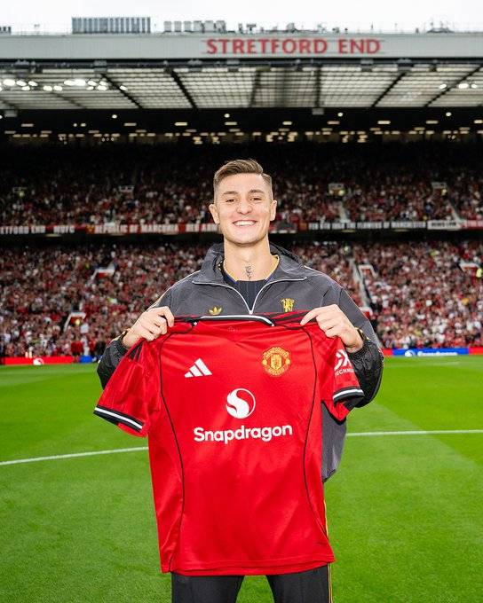 입단 확정 이후 맨체스터 유나이티드 홈구장 올드 트래포드를 방문한 베냐민 세슈코. /사진=맨체스터 유나이티드