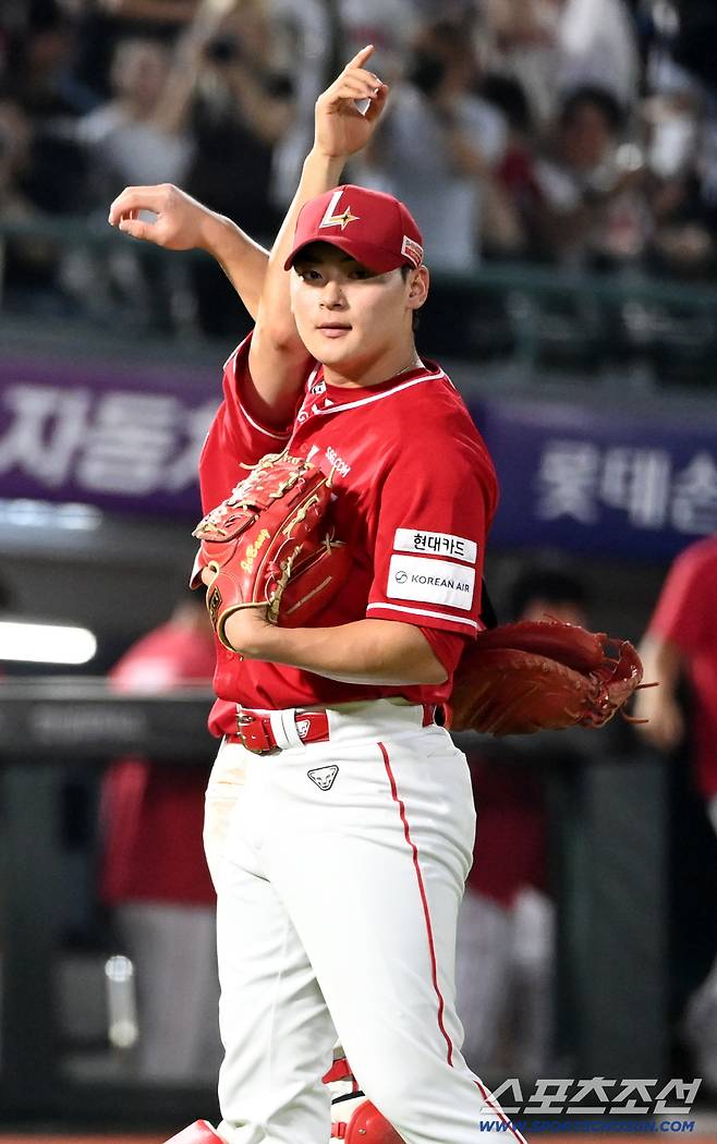 8일 부산 사직야구장에서 열린 SSG와 롯데의 경기, SSG가 1대0으로 승리했다. 기쁨을 나누는 조병현 이지영 배터리의 모습. 부산=허상욱 기자wook@sportschosun.com/2025.08.08/