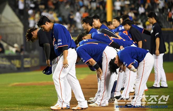 9일 잠실구장에서 열린 LG 트윈스와 한화 이글스의 경기. 패한 한화 선수들이 아쉬워하고 있다. 잠실=박재만 기자 pjm@sportschosun.com/2025.08.09/