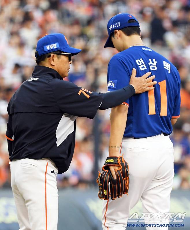 9일 잠실구장에서 열린 LG 트윈스와 한화 이글스의 경기. 2회초 한화 선발 엄상백이 아웃카운트를 1개도 잡지 못한 채 마운드에서 내려오고 있다. 잠실=박재만 기자 pjm@sportschosun.com/2025.08.09/