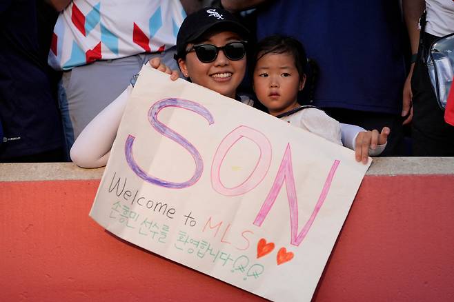 BRIDGEVIEW, ILLINOIS - AUGUST 09: Fans hold a sign for Son Heung-Min #7 of Los Angeles FC prior to the MLS match between Chicago Fire FC and Los Angeles Football Club at SeatGeek Stadium on August 09, 2025 in Bridgeview, Illinois.   Patrick McDermott/Getty Images/AFP (Photo by Patrick McDermott / GETTY IMAGES NORTH AMERICA / Getty Images via AFP)







<저작권자(c) 연합뉴스, 무단 전재-재배포, AI 학습 및 활용 금지>