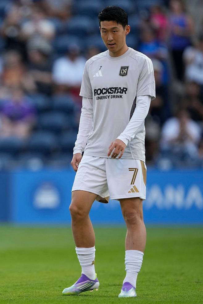 BRIDGEVIEW, ILLINOIS - AUGUST 09: Son Heung-Min #7 of Los Angeles FC warms up prior to the MLS match between Chicago Fire FC and Los Angeles Football Club at SeatGeek Stadium on August 09, 2025 in Bridgeview, Illinois.   Patrick McDermott/Getty Images/AFP (Photo by Patrick McDermott / GETTY IMAGES NORTH AMERICA / Getty Images via AFP)







<저작권자(c) 연합뉴스, 무단 전재-재배포, AI 학습 및 활용 금지>