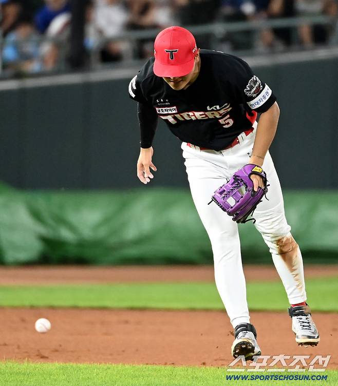 7일 부산 사직야구장에서 열린 KIA와 롯데의 경기, 5회말 무사 1루 김도영이 윤동희의 땅볼을 처리하다 몸의 불편함을 호소하고 있다. 부산=허상욱 기자wook@sportschosun.com/2025.08.07/