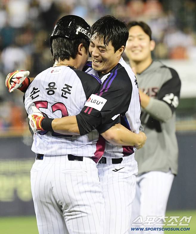 8일 잠실야구장에서 열린 LG와 한화의 경기. 10회말 1사 만루 LG 천성호가 끝내기 안타를 날렸다. 손용준과 함께 기뻐하는 천성호. 잠실=송정헌 기자songs@sportschosun.com/2025.08.08/