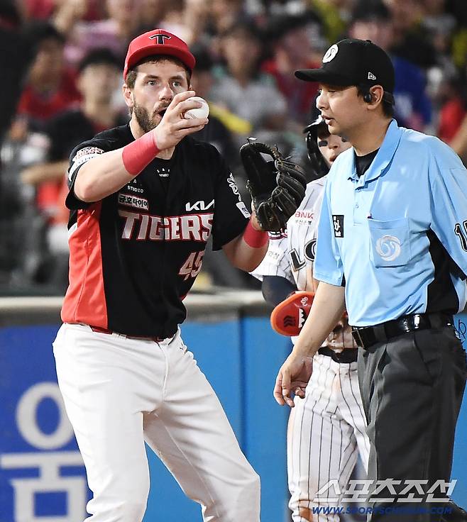 26일 부산 사직구장에서 열린 KIA와 롯데의 경기. 6회말 무사 1루 고승민의 번트 안타 때 황성빈이 3루까지 진루하는 과정에서 심판이 위즈덤의 주루방해를 선언했다. 위즈덤이 격렬하게 항의하고 있다. 부산=정재근 기자 cjg@sportschosun.com/2025.7.26/