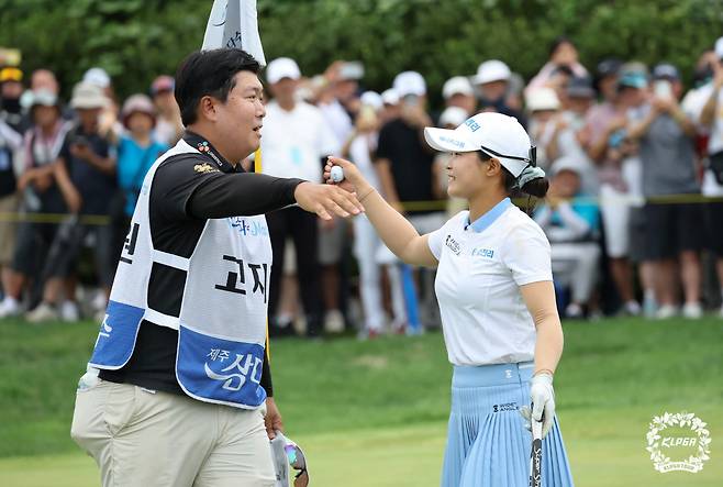 고지원 제12회 제주삼다수 마스터스 FR 캐디와 포옹