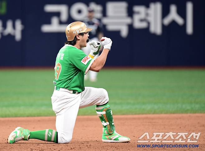 10일 고척스카이돔에서 열린 키움과 두산의 경기. 9회말 키움 임지열이 두산 김택연을 상대로 끝내기안타를 날렸다. 동료들과 함께 기뻐하는 임지열. 고척=송정헌 기자songs@sportschosun.com/2025.08.10/