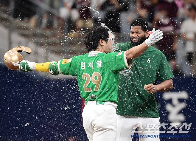 10일 고척스카이돔에서 열린 키움과 두산의 경기. 9회말 키움 임지열이 두산 김택연을 상대로 끝내기안타를 날렸다. 동료들과 함께 기뻐하는 임지열. 고척=송정헌 기자songs@sportschosun.com/2025.08.10/