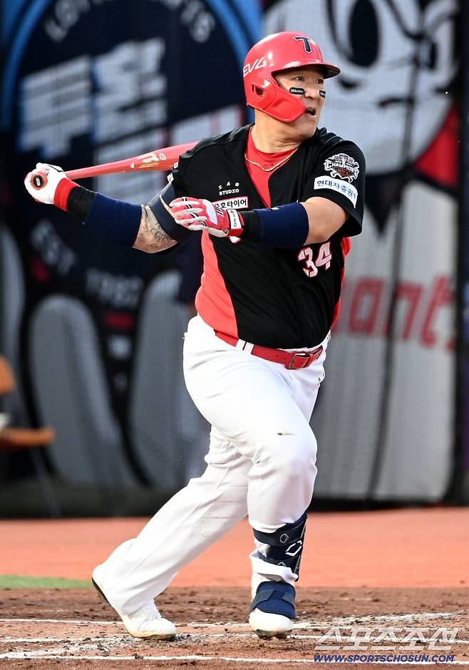 7일 부산 사직야구장에서 열린 KIA와 롯데의 경기, 3회초 1사 1,2루 최형우가 1타점 적시타를 치고 있다. 부산=허상욱 기자wook@sportschosun.com/2025.08.07/