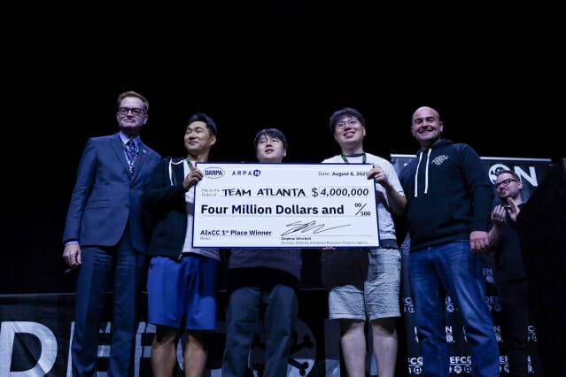 (왼쪽 두번째부터) 김태수 조지아텍 교수(삼성리서치 부사장), 한형석 미국 삼성리서치치 연구원, 윤인수 KAIST교수가 상을 받고 있다.