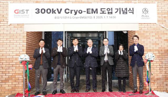 지난 1월 GIST 중앙기기연구소에서 열린 300kV Cryo-EM 도입 기념식. 왼쪽부터 이재영 연구처장, 정성호 연구부총장, 김태영 GAIA 소장, 임기철 총장, 김상돈 교학부총장, 이현주 학술정보처장, 정용화 대외부총장.