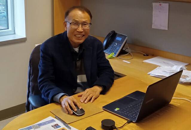 지난 해 말 미국 매릴랜드대 연구실서 촬영한 김현탁 연구교수.(사진=김현탁 교수)