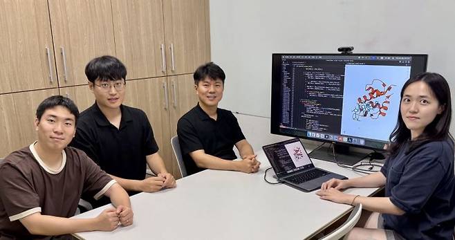 (왼쪽부터) 정원호 석박사통합과정, 이중원 석박사통합과정, 김우연 교수, 서지수 석박사통합과정. KAIST 제공