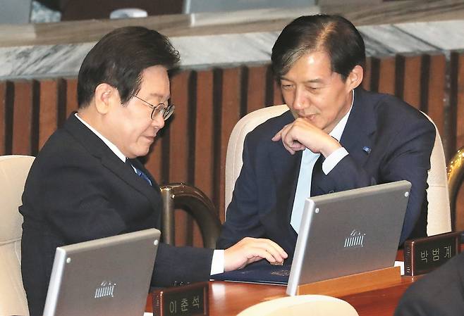 지난 2024년 9월 2일 더불어민주당 이재명 대표와 조국혁신당 조국 대표가 국회 본회의장에서 열린 22대 국회 개원식에 참석해 대화하고 있다./조선일보 DB