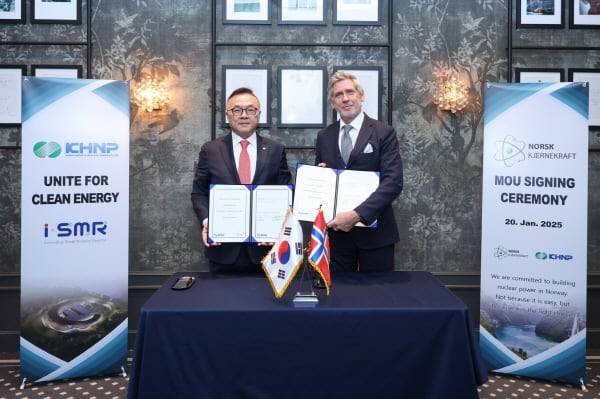 황주호(왼쪽) 한국수력원자력 사장이 지난 1월 노르웨이 민영 SMR 개발사인 노르스크 슈례녜크레프트(NK)의 요니 헤스타머 CEO와 업무협약을 체결한 뒤 기념사진을 찍고 있다./한수원 제공