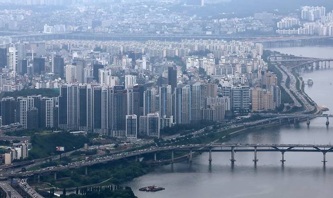 서울 송파구 서울스카이전망대에서 바라본 강남구 아파트단지 모습. / 뉴스1