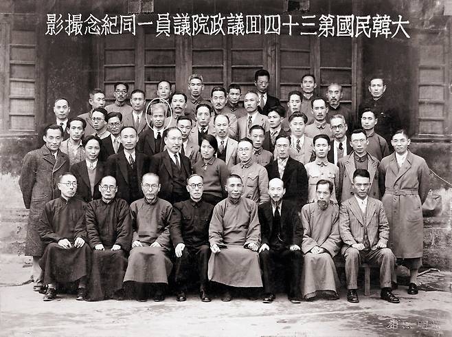 유자명(사진 원내)은 상하이 임시정부 34회 임시의정원 의원으로 선임됐다. 1942년 10월 25일 34회 의원들이 기념으로 찍은 사진이다. 사진=독립기념관