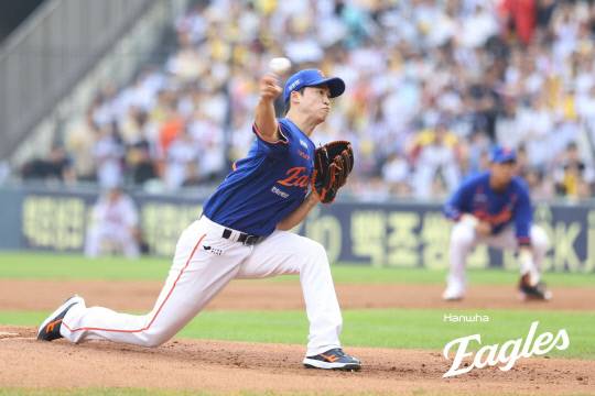 9일 한화이글스 엄상백이 2025 KBO리그 LG트윈스와 한화이글스 경기가 열린 잠실구장에서 역투하고 있다. 한화이글스 제공