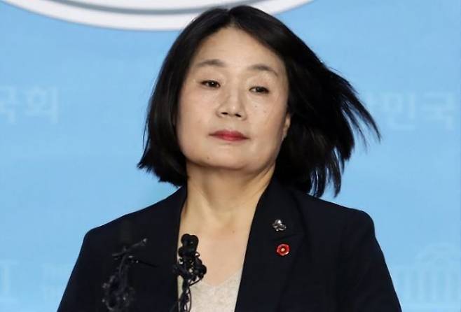 올해 광복절 특별사면 대상에 포함된 것으로 알려진 윤미향 전 의원이 대법원의 유죄 판결에 대한 억울함을 호소하면서 "제가 해야 할 일들을 해나갈 것"이라고 밝혔다.ⓒ연합뉴스