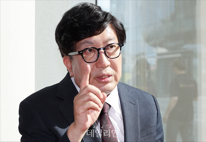 신율 명지대 정치외교학과 교수가 5일 오후 서울 마포구의 한 카페에서 데일리안과 인터뷰를 하고 있다. ⓒ데일리안 홍금표 기자