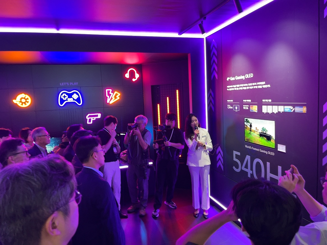 LG디스플레이 직원이 지난 7일 서울 삼성동 코엑스에서 열린 ‘K-디스플레이 2025’ 전시 부스 내 게이밍 모니터 존에 참관객들에게 설명하고 있다. 장우진 기자