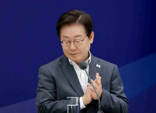 이재명 대통령이 지난 1일 서울 용산 대통령실 청사에서 열린 전국 시도지사 간담회에서 대한민국시도지사협의회장인 유정복 인천광역시장의 발언 뒤 박수치고 있다. [연합뉴스]